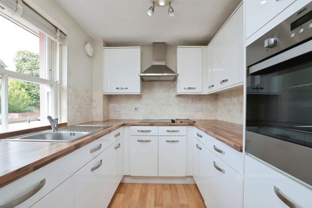 Property photo 3 of 8 Kitchen