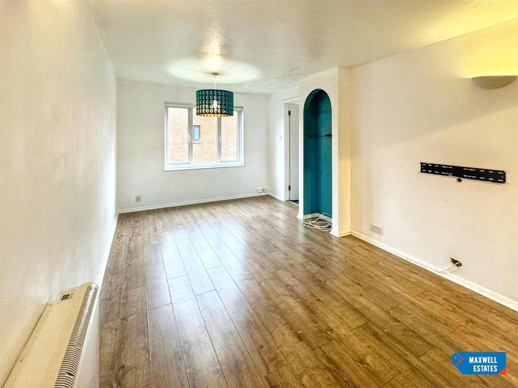 Property photo 2 of 11 Gatting Close 12.Jpg