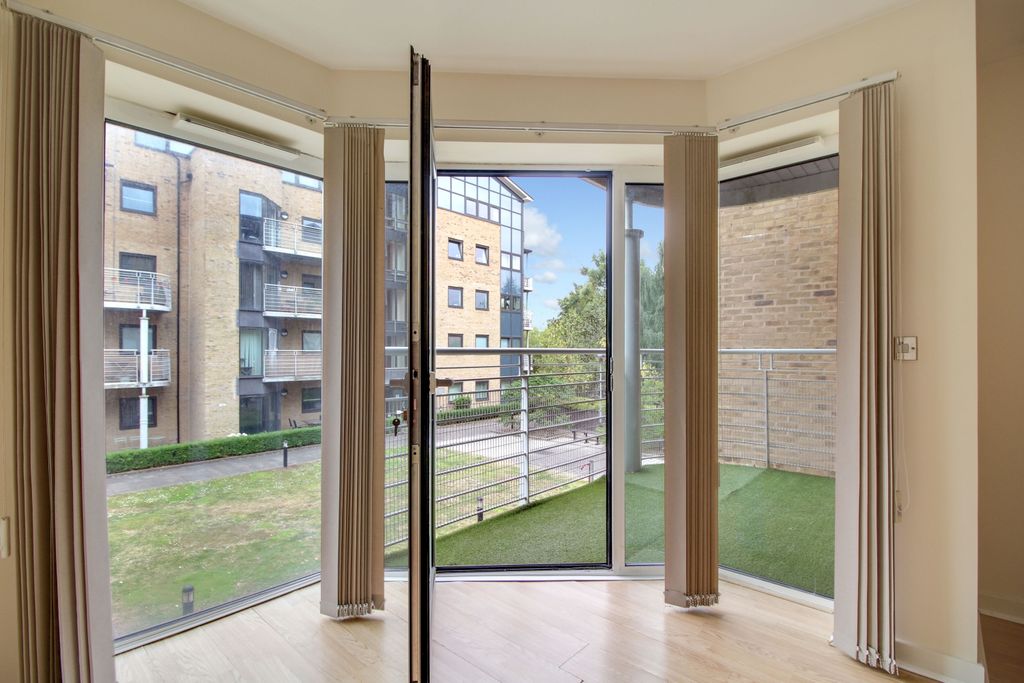 Property photo 3 of 10 Feature Windows