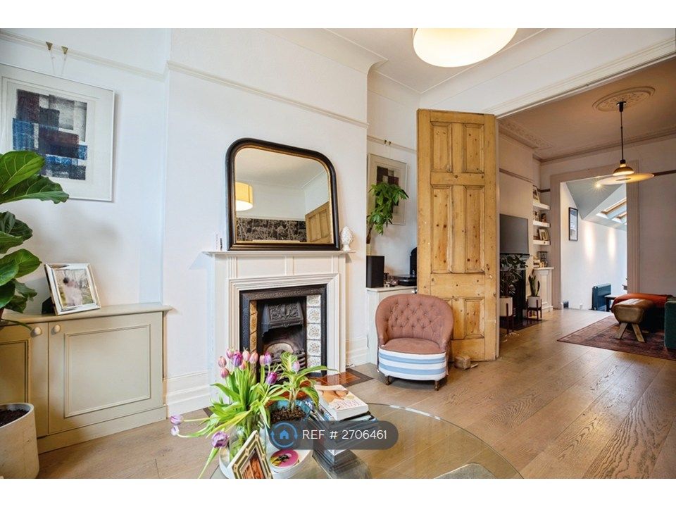 Property photo 3 of 23 Sitting Room