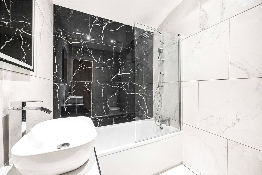 Property photo 3 of 10 Bathroom