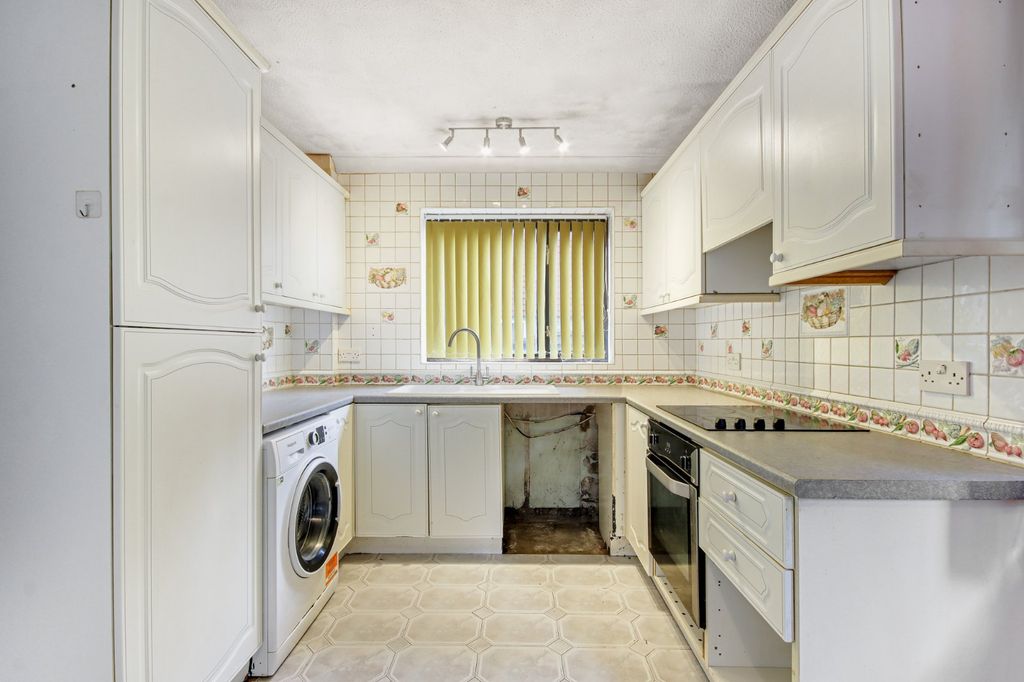 Property photo 3 of 16 Kitchen