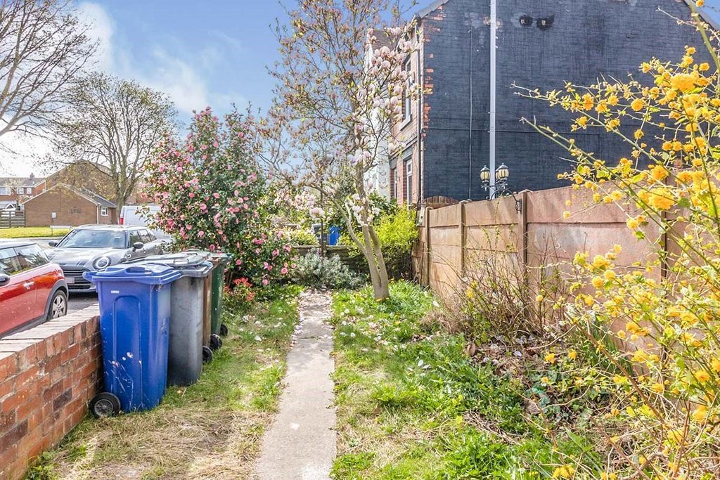 Property photo 2 of 10 External