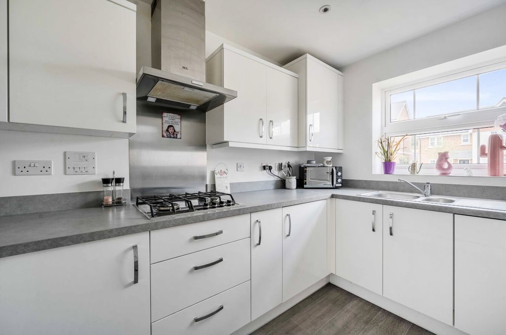 Property photo 3 of 17 1340265-18-689dc3...