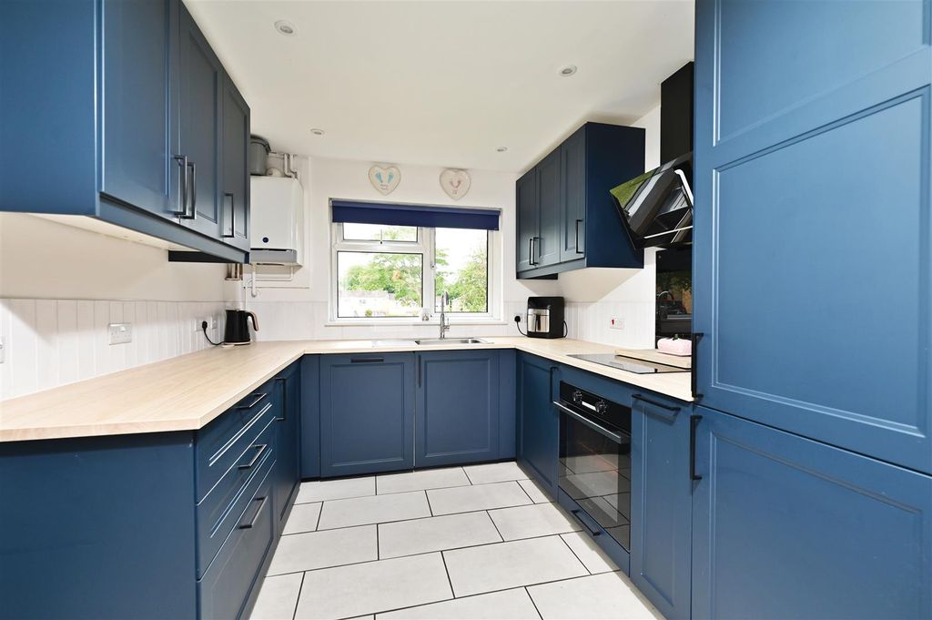 Property photo 3 of 12 Kitchen