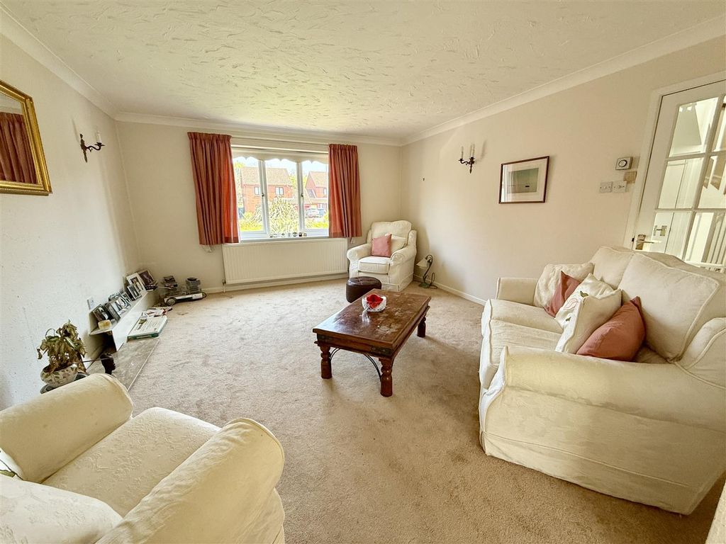 Property photo 2 of 11 Lounge