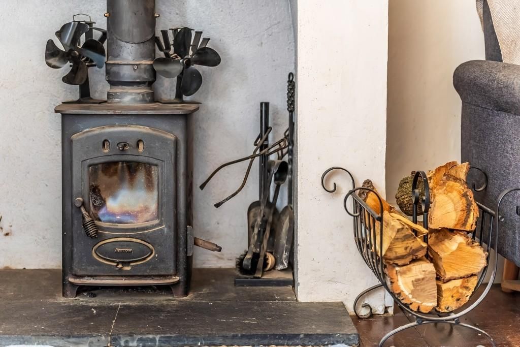 Property photo 2 of 20 Fireplace Log Burner.Jpg