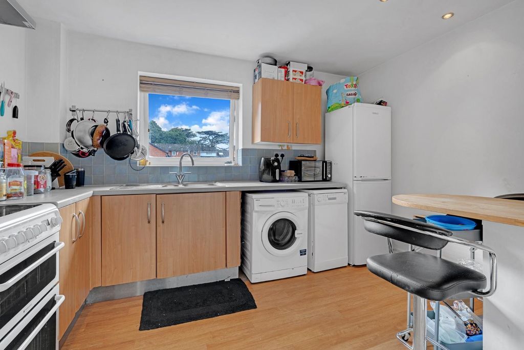 Property photo 2 of 14 2-Bed-Flat-Charlton-Kings (6).Jpg