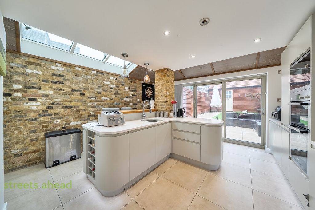 Property photo 3 of 17 3E175Ae5-6633-4d6...