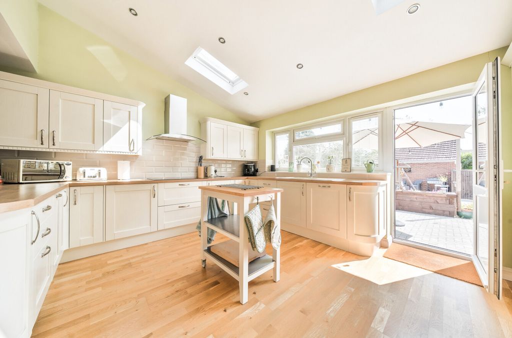 Property photo 3 of 24 1340356-37-689F59...