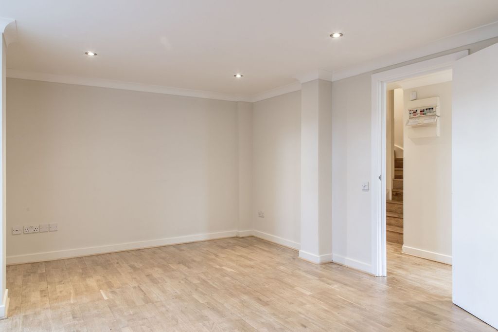 Property photo 1 of 16 Living_Room
