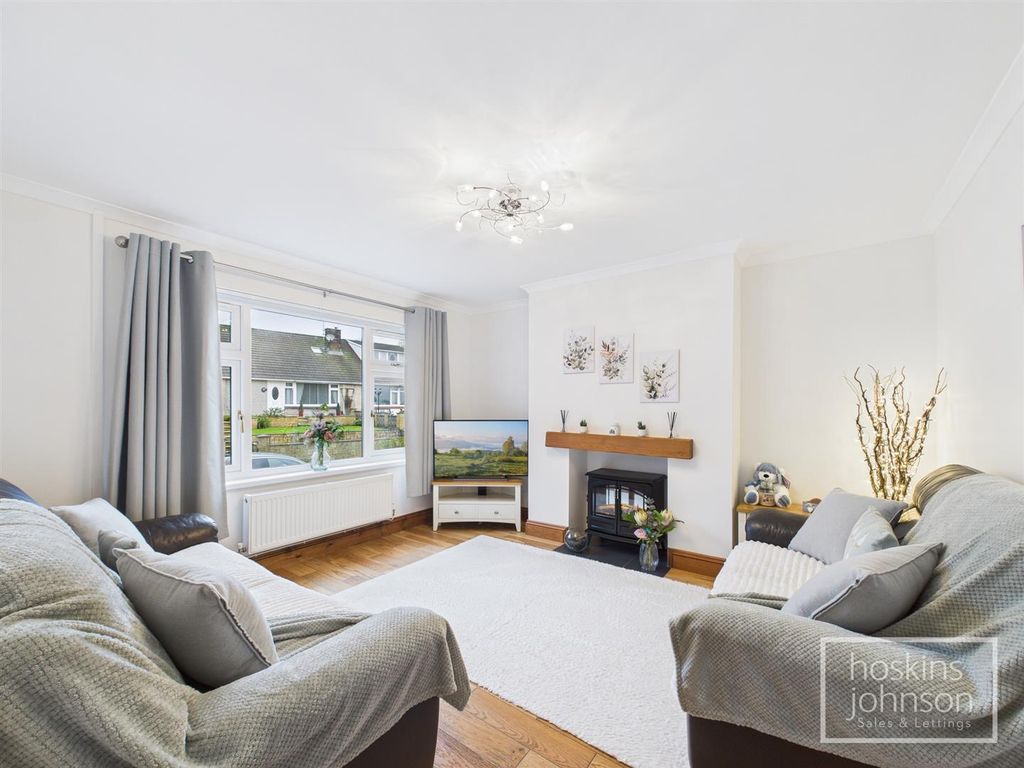 Property photo 3 of 28 Lounge