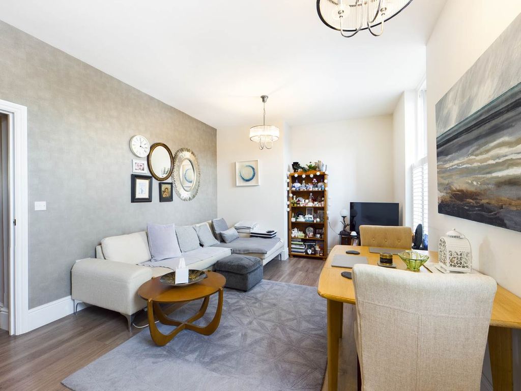 Property photo 3 of 18 Lounge