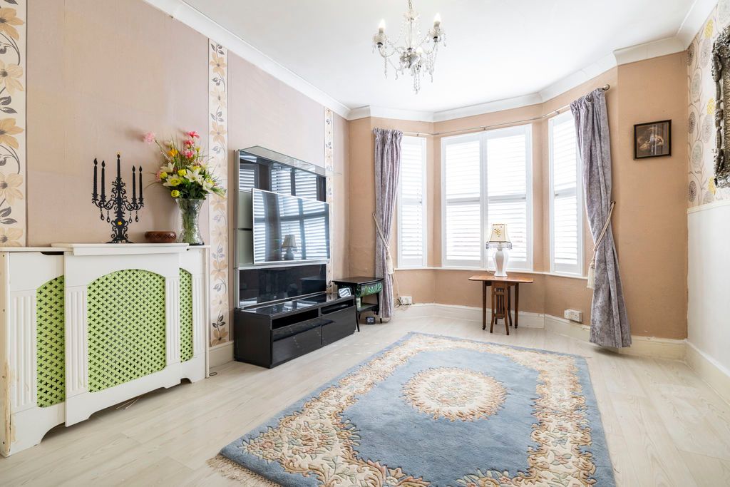 Property photo 3 of 21 Lounge