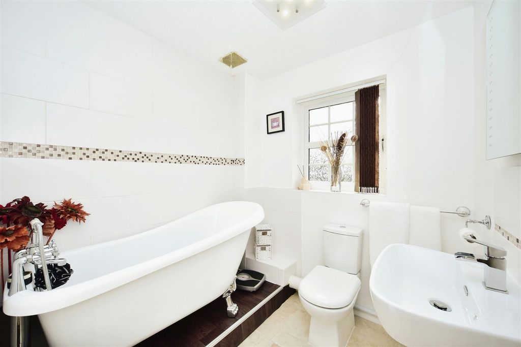 Property photo 3 of 18 Bathroom