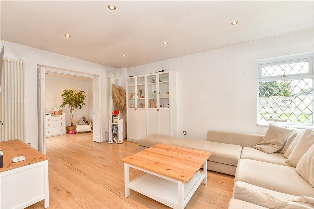 Property photo 3 of 14 Lounge