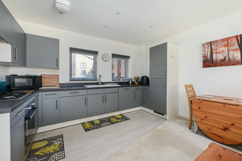 Property photo 2 of 6 Kitchen