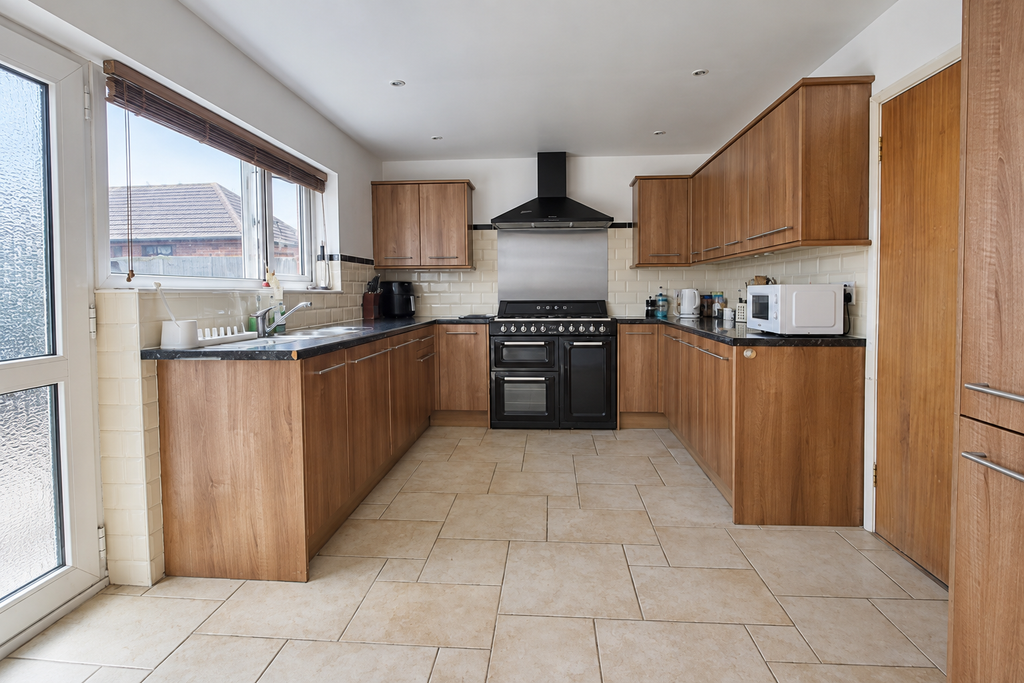 Property photo 3 of 18 Kitchen