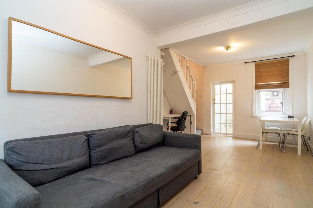 Property photo 2 of 14 Lounge