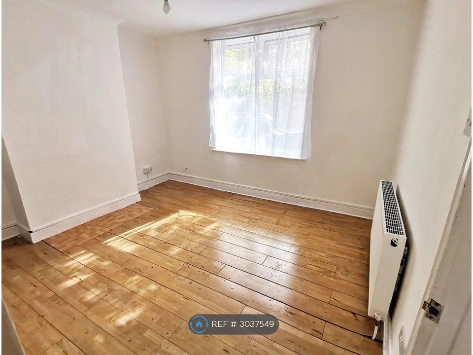 Property photo 1 of 10 Living Room