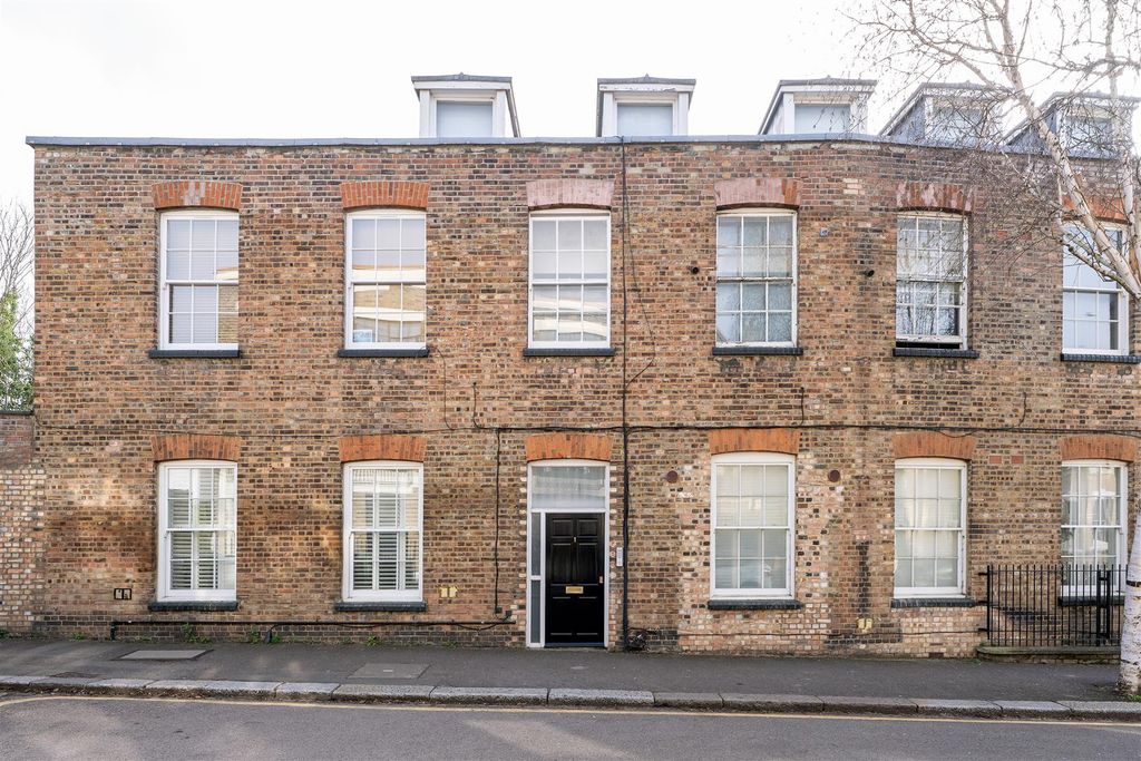 Property photo 3 of 25 St. Marys Road, E17