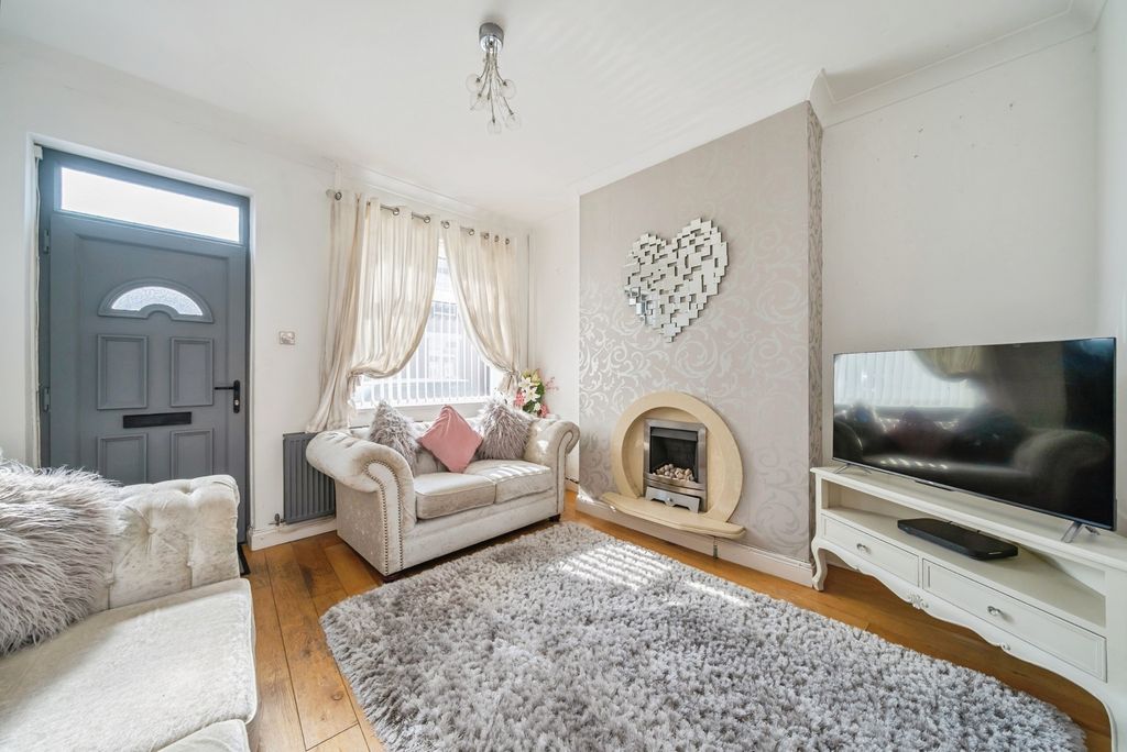 Property photo 2 of 17 Lounge