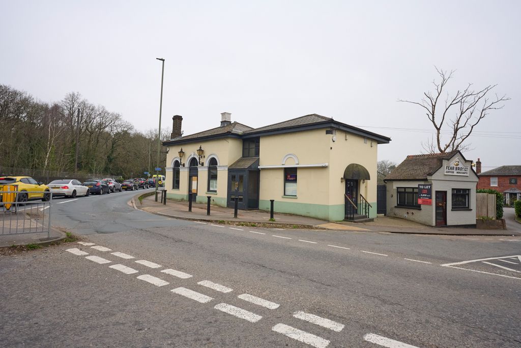 Property photo 1 of 4 The Front Of An Arch.