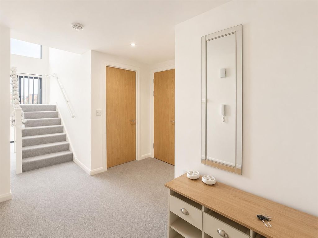 Property photo 2 of 18 Hallway