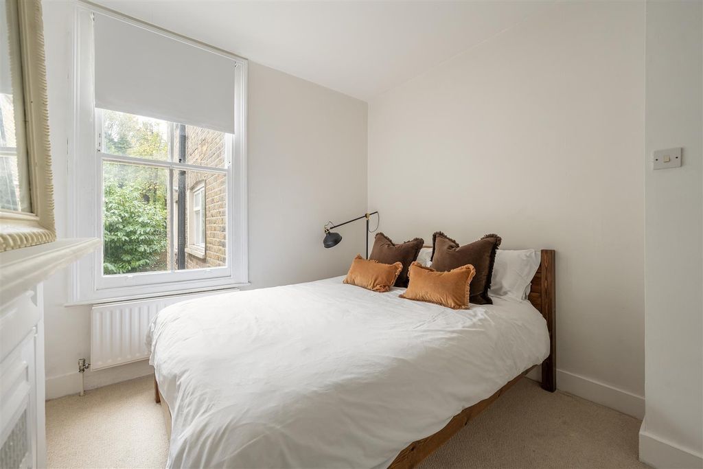 Property photo 3 of 16 Mabley Street, E9