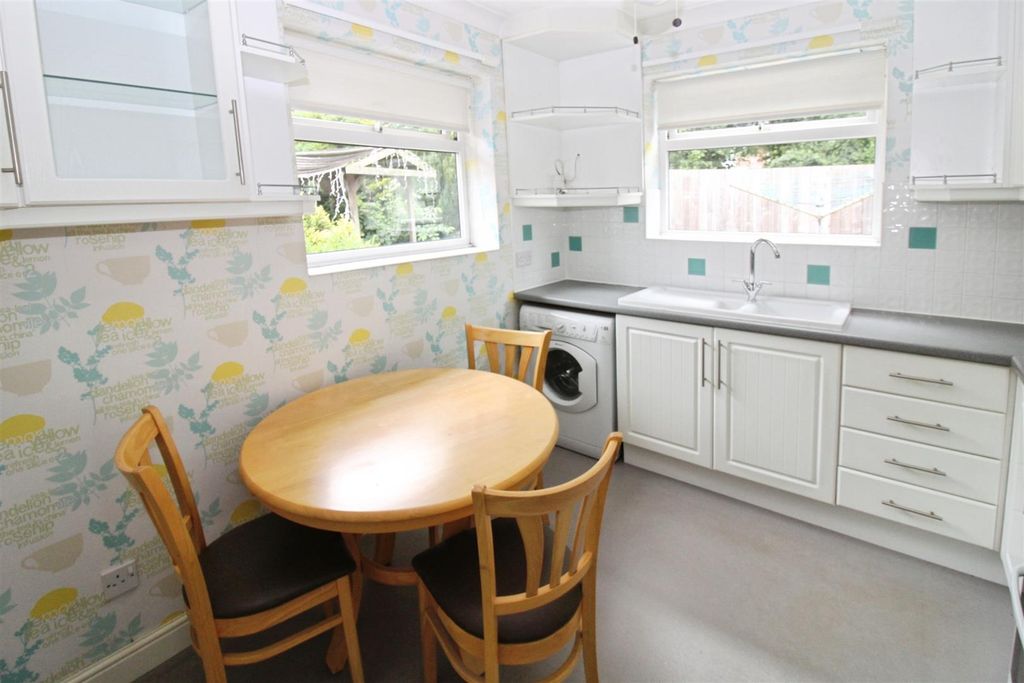 Property photo 3 of 18 Fitted Kitchen