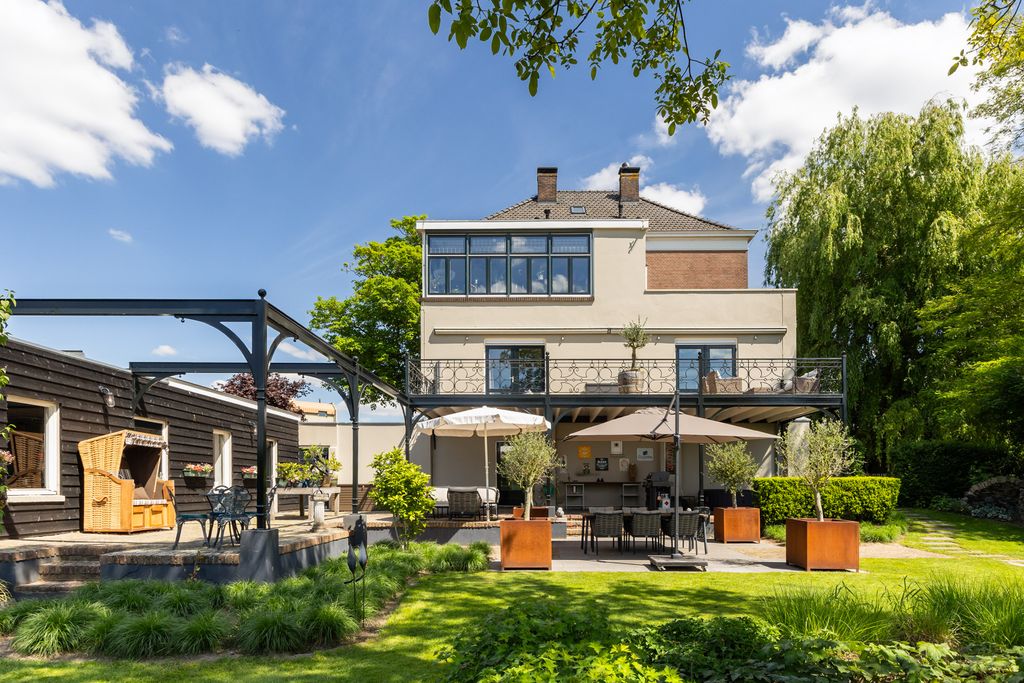 Property photo 2 of 83