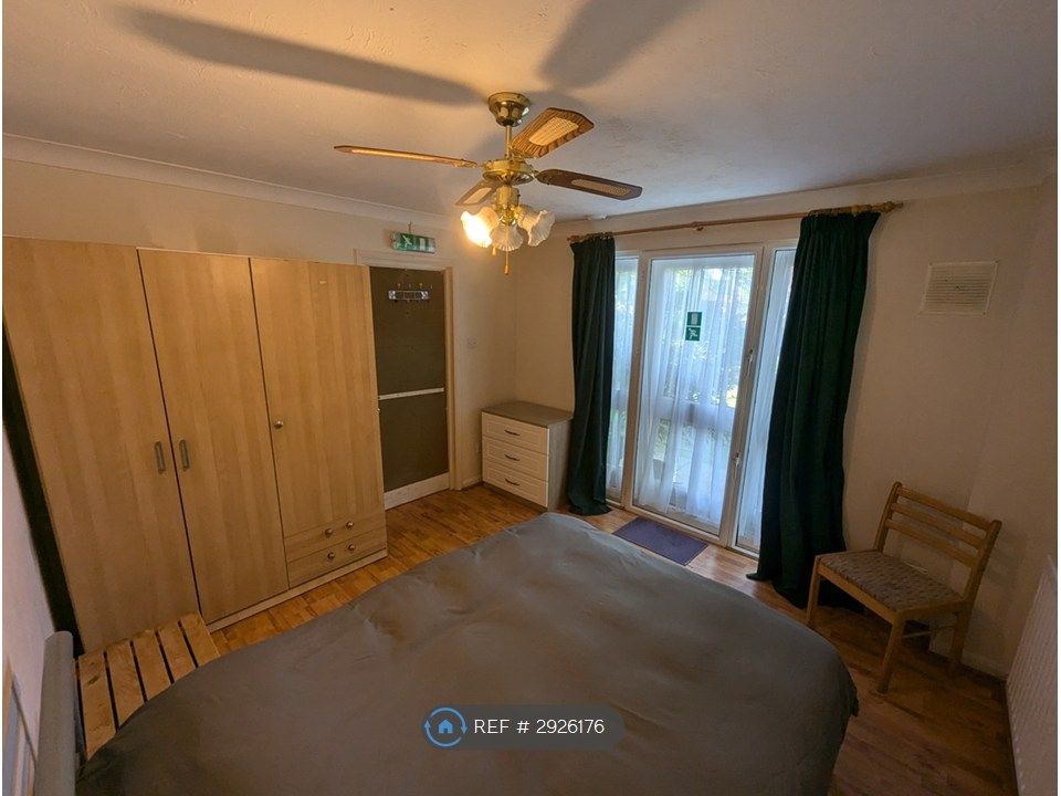 Property photo 3 of 9 Double Ward With Side Shelf Space