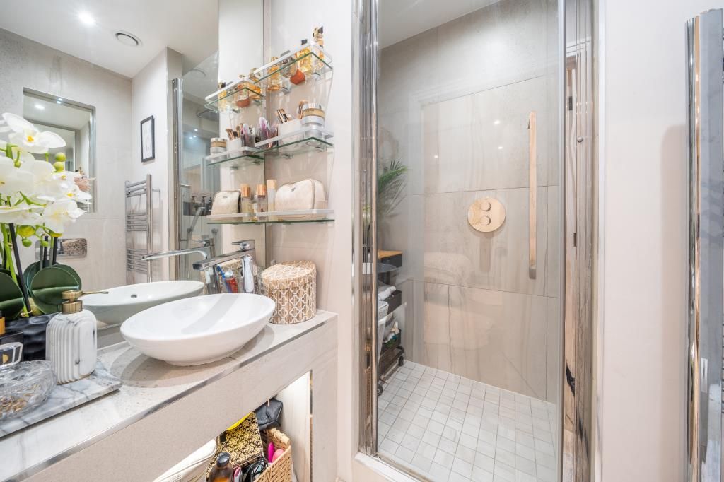 Property photo 3 of 16 Bathroom