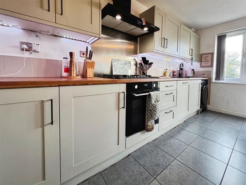 Property photo 3 of 28 Kitchen/Diner