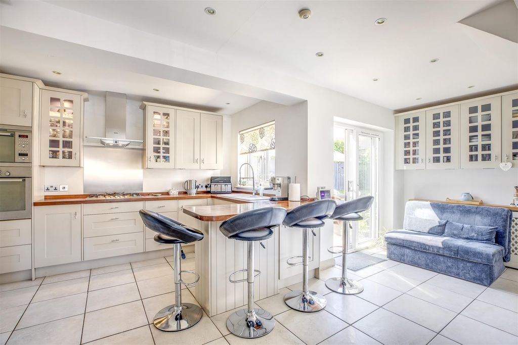 Property photo 2 of 21 Kitchen