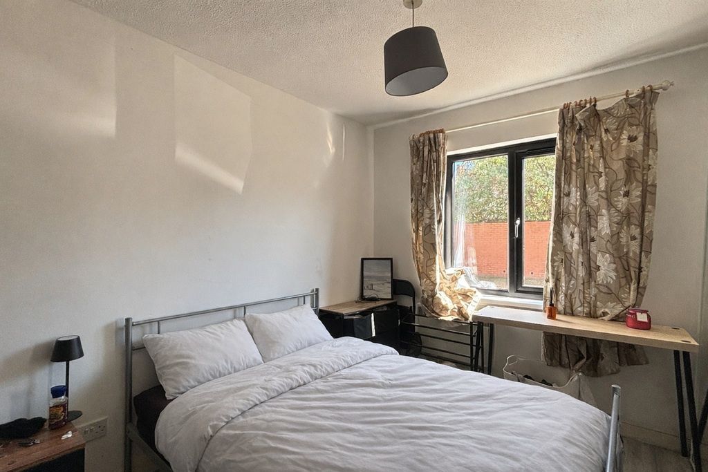 Property photo 1 of 4 Bright Bedroom With Double Bed And Desk Space...