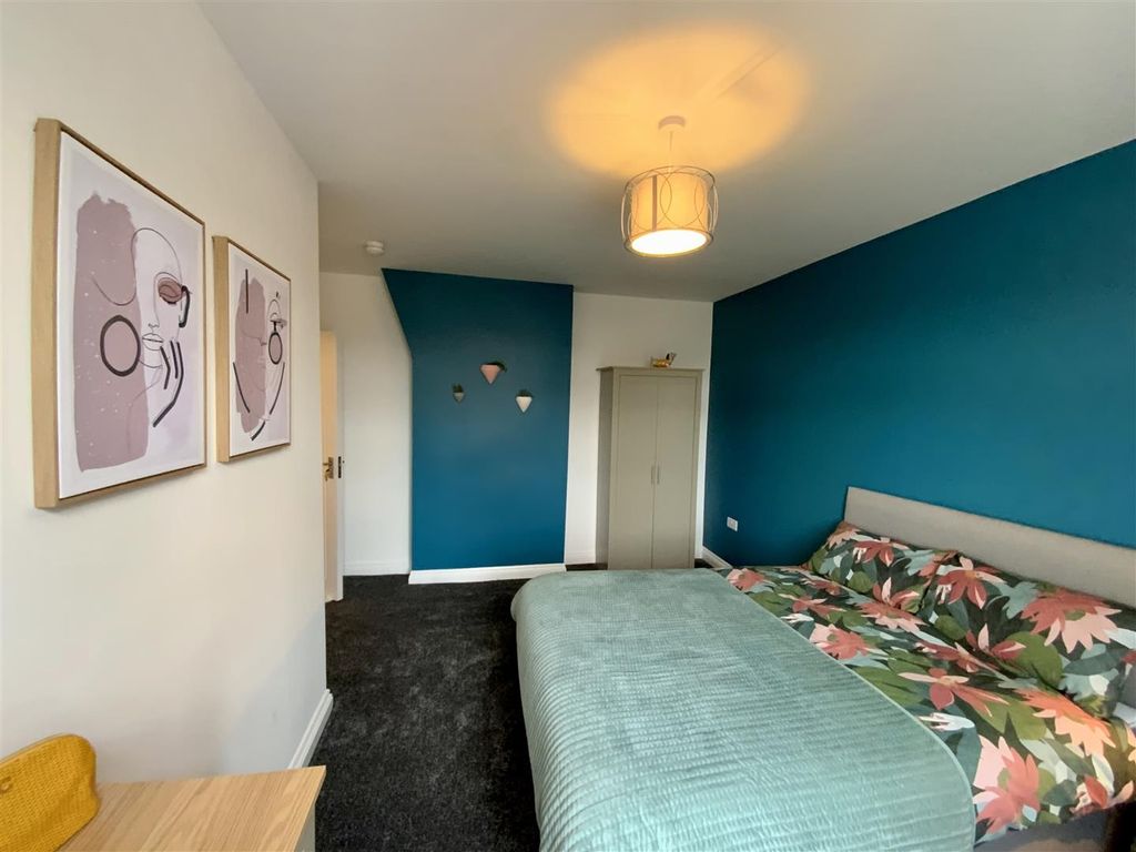 Property photo 3 of 11 Bedroom 2