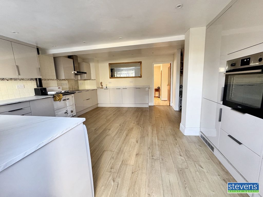 Property photo 3 of 16 Image00011