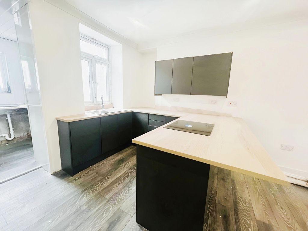 Property photo 2 of 6 Kitchen