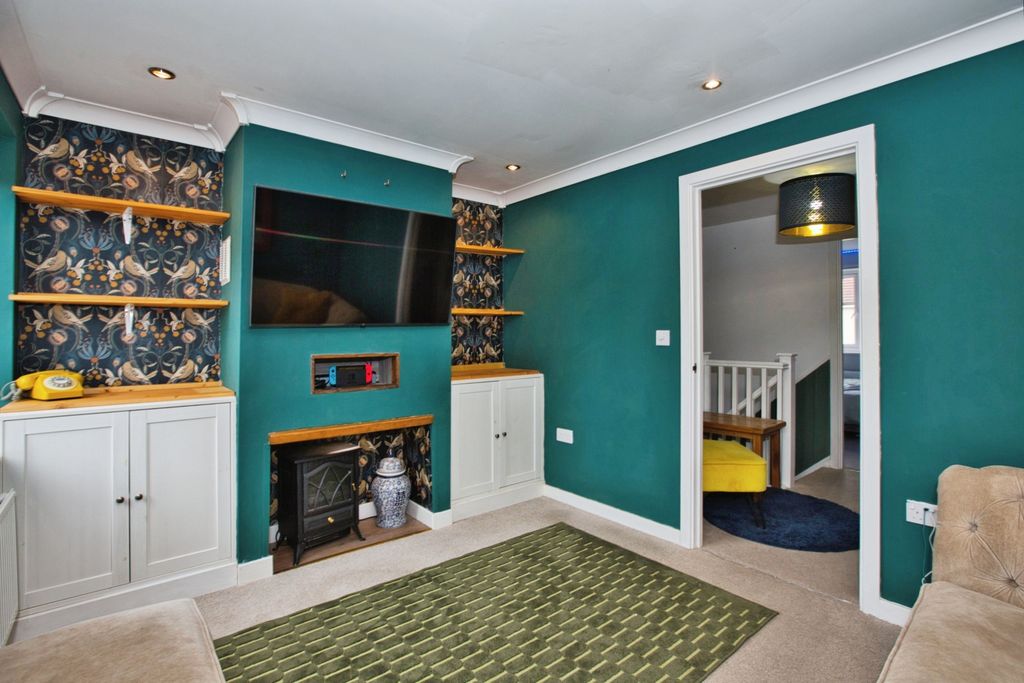 Property photo 2 of 20