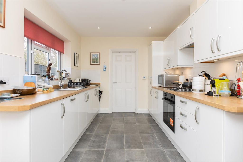 Property photo 3 of 19 Kitchen