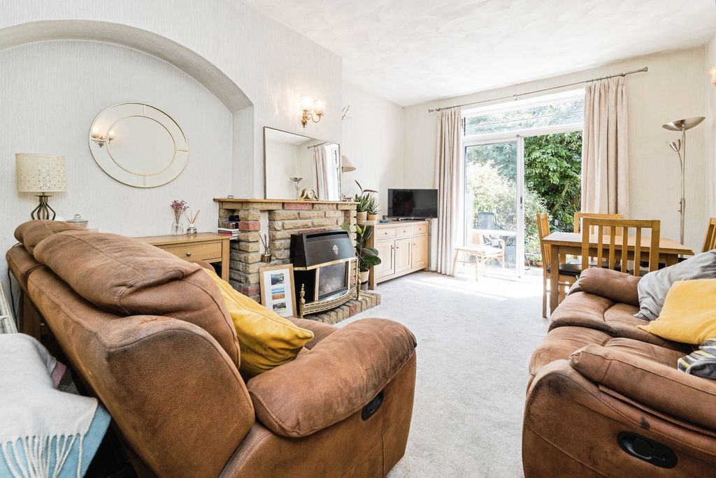 Property photo 2 of 16 Lounge