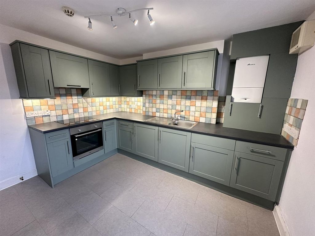 Property photo 3 of 11 Kitchen / Diner (2/2)