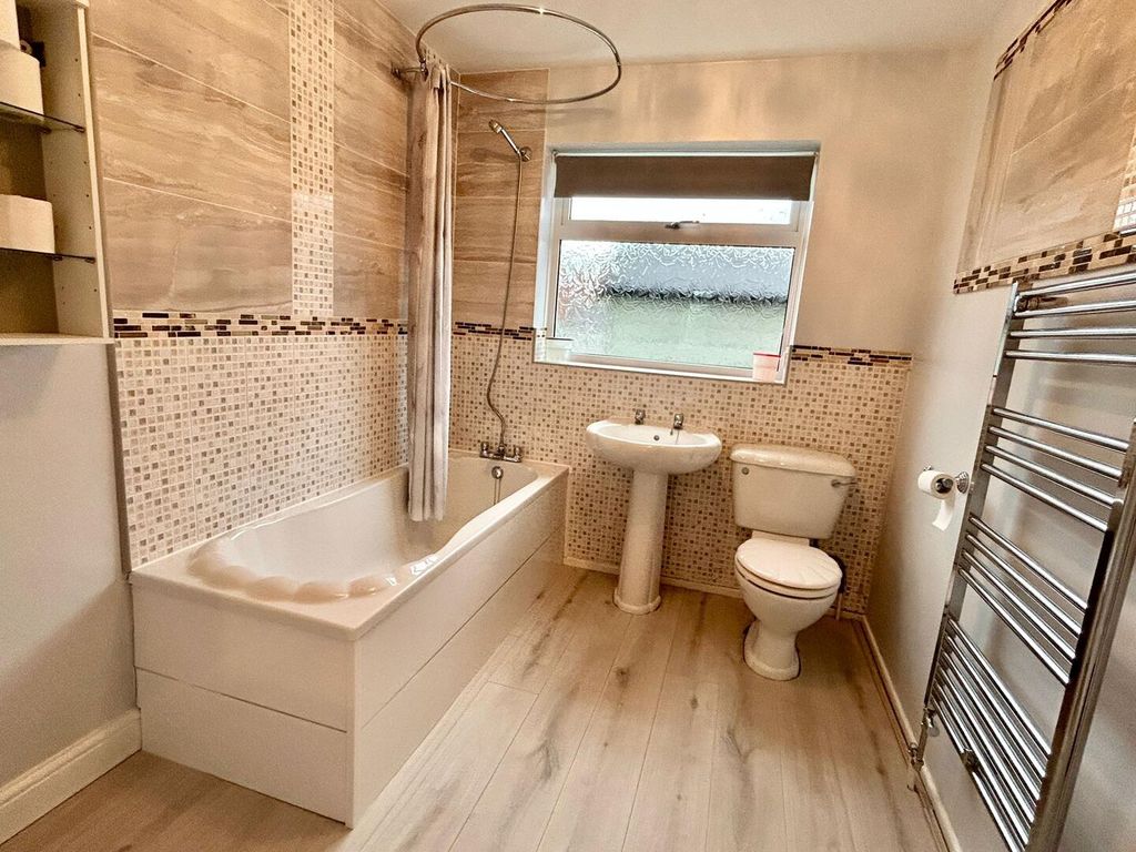 Property photo 3 of 11 Bathroom