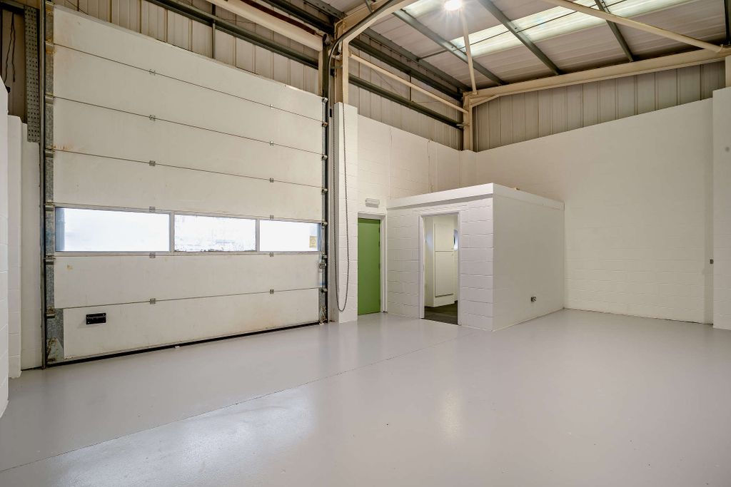 Property photo 3 of 12 8526116-Interior04-800