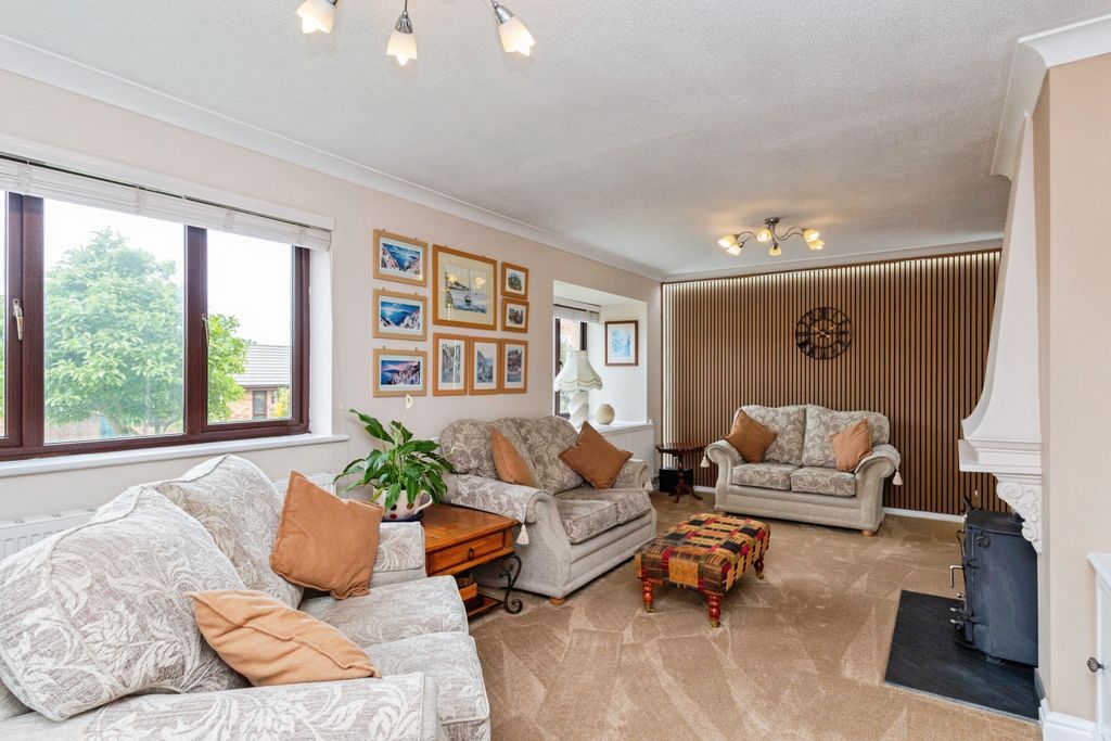 Property photo 3 of 24 Troon18