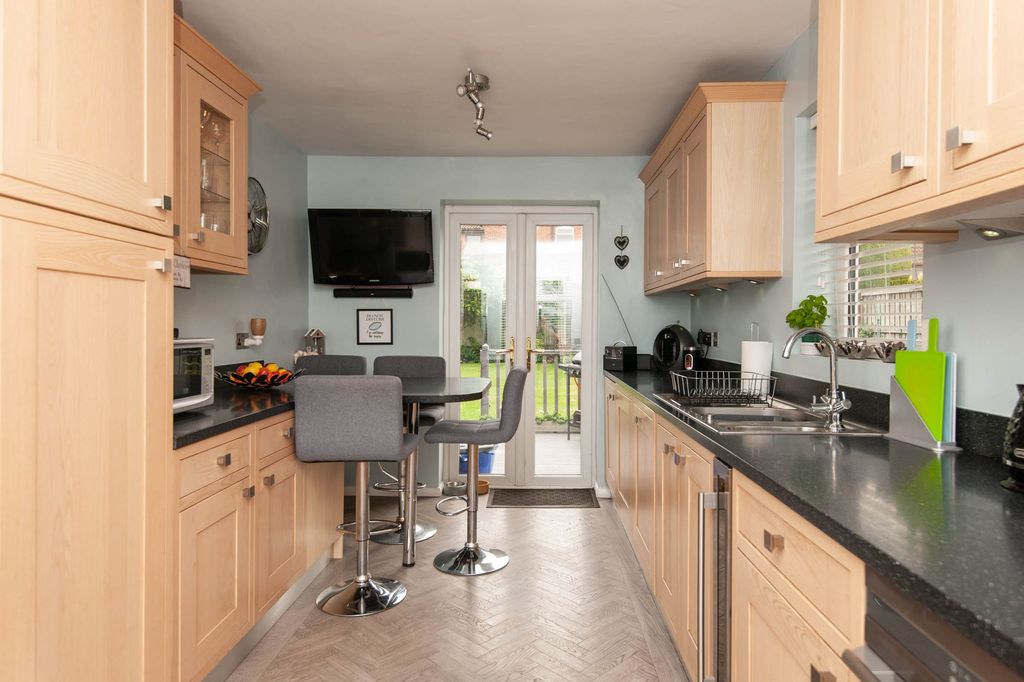 Property photo 2 of 27