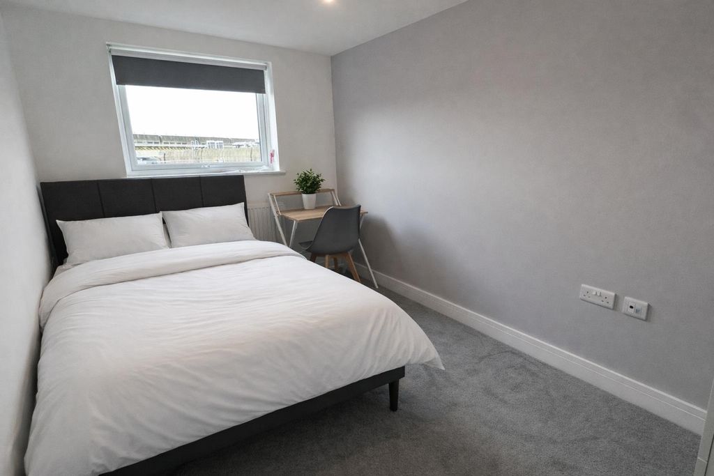 Property photo 2 of 10 Room 5