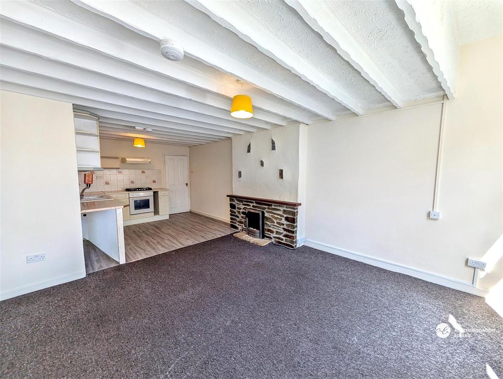 Property photo 3 of 9 Lounge/Kitchen