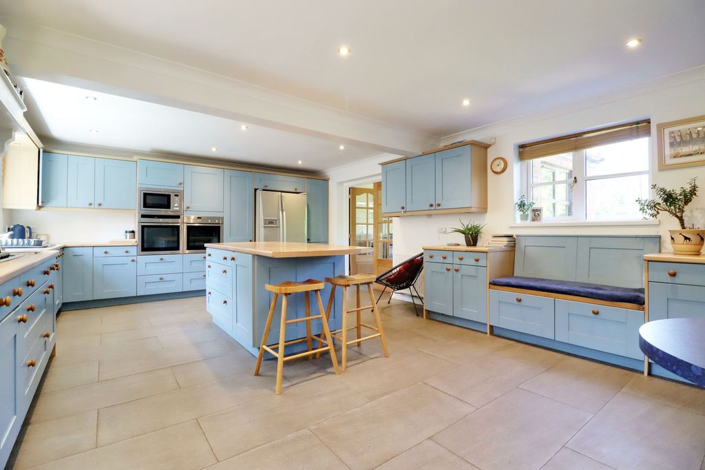 Property photo 2 of 32